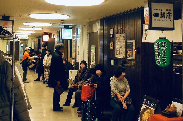 行列のできるラーメン店１